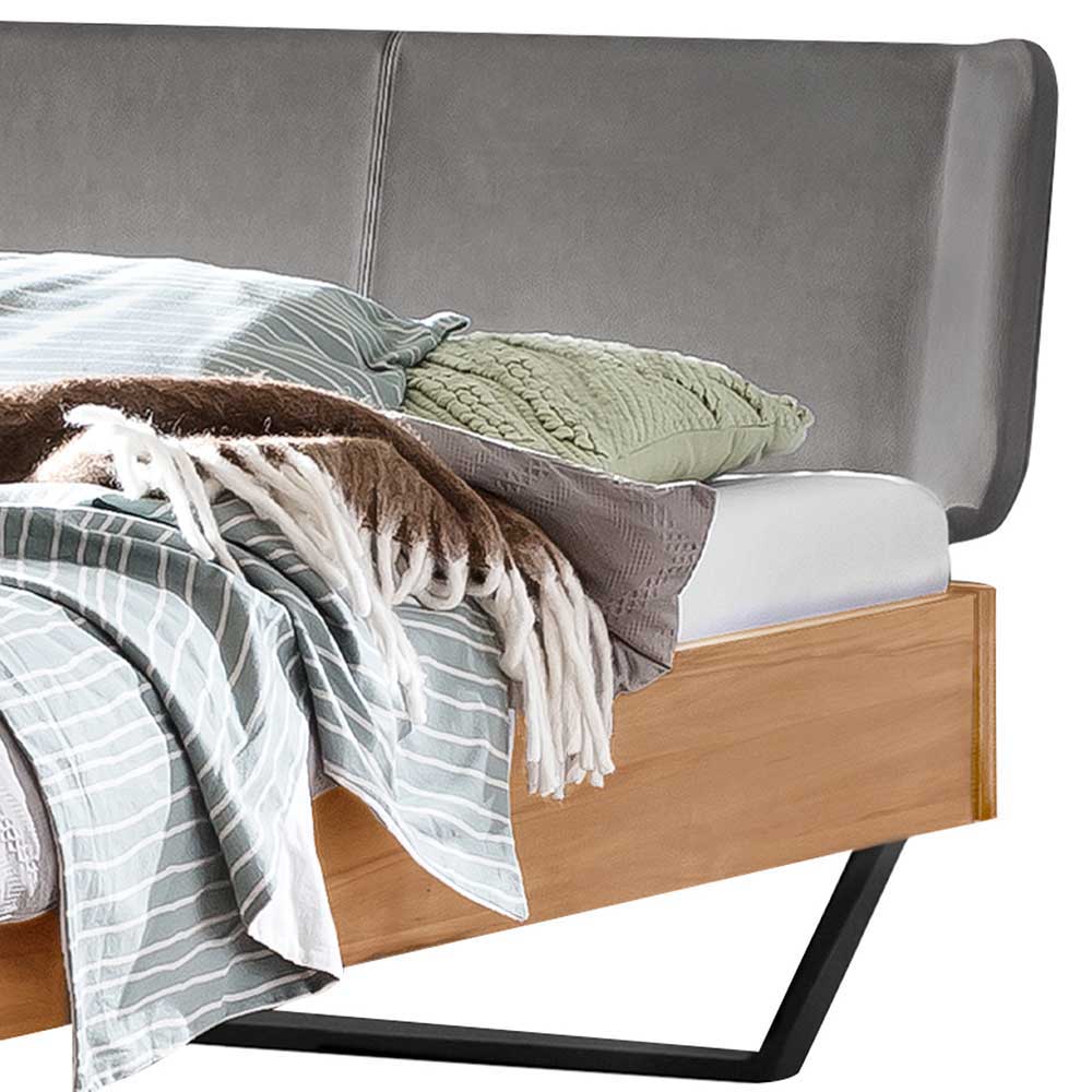 Doppelbett mit Metallbügelgestell Avenza aus Wildbuche Massivholz und Stahl