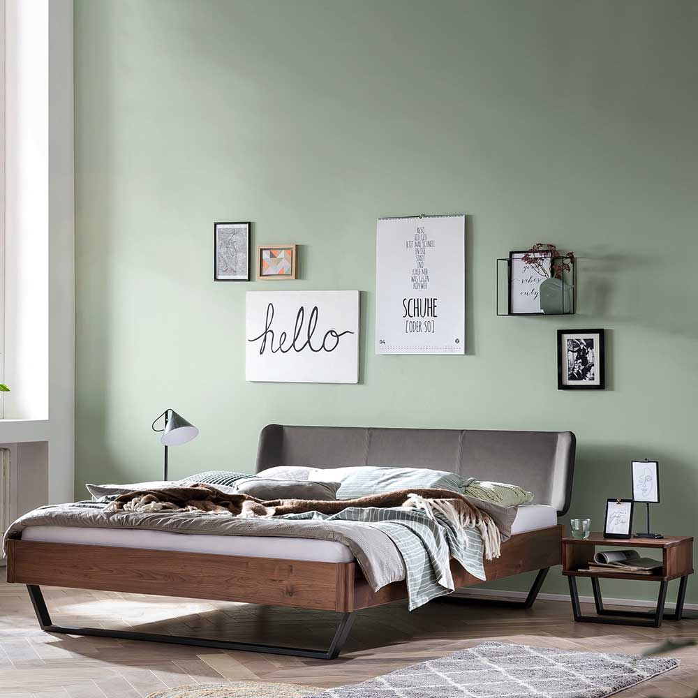Bett mit Polster Kopfteil Lavenci aus Nussbaum Massivholz und Stahl