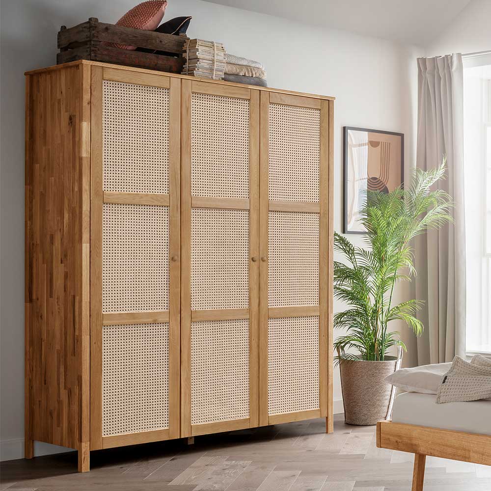 Schlafzimmerschrank Felictas aus Wildeiche Massivholz und Rattan