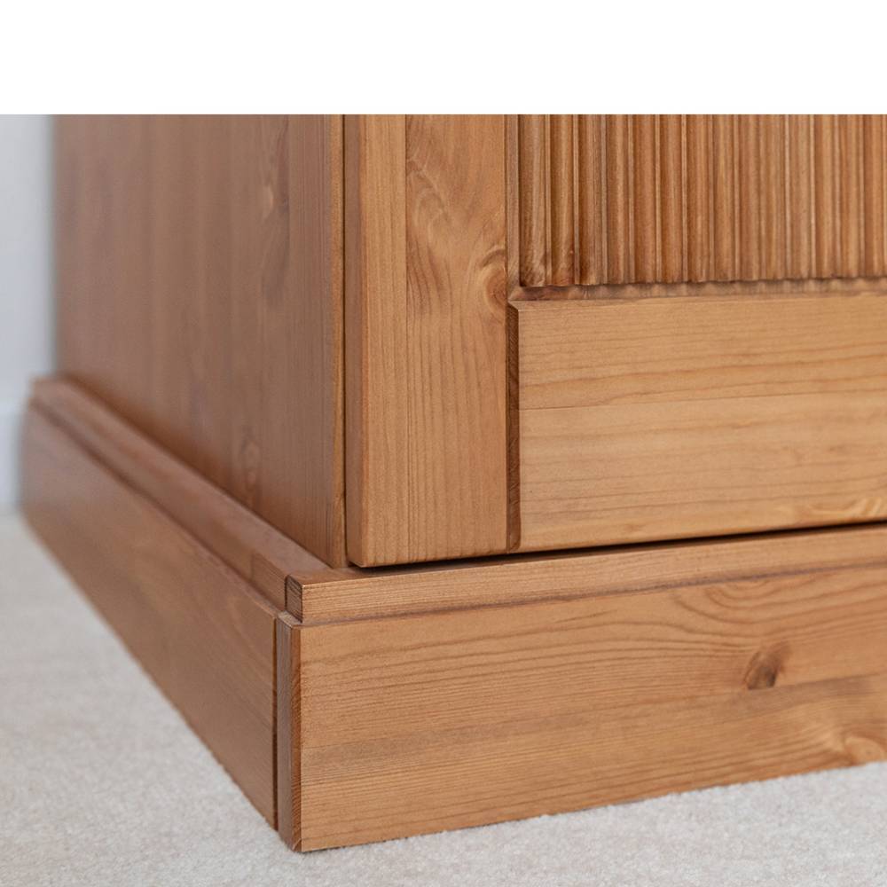 Kleiderschrank Massivholz Juwan aus Kiefer Massivholz in Eichefarben