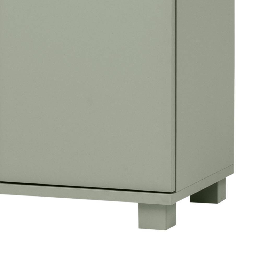 Hochschrank Jump mit einem offenen Fach und Metallgriffen