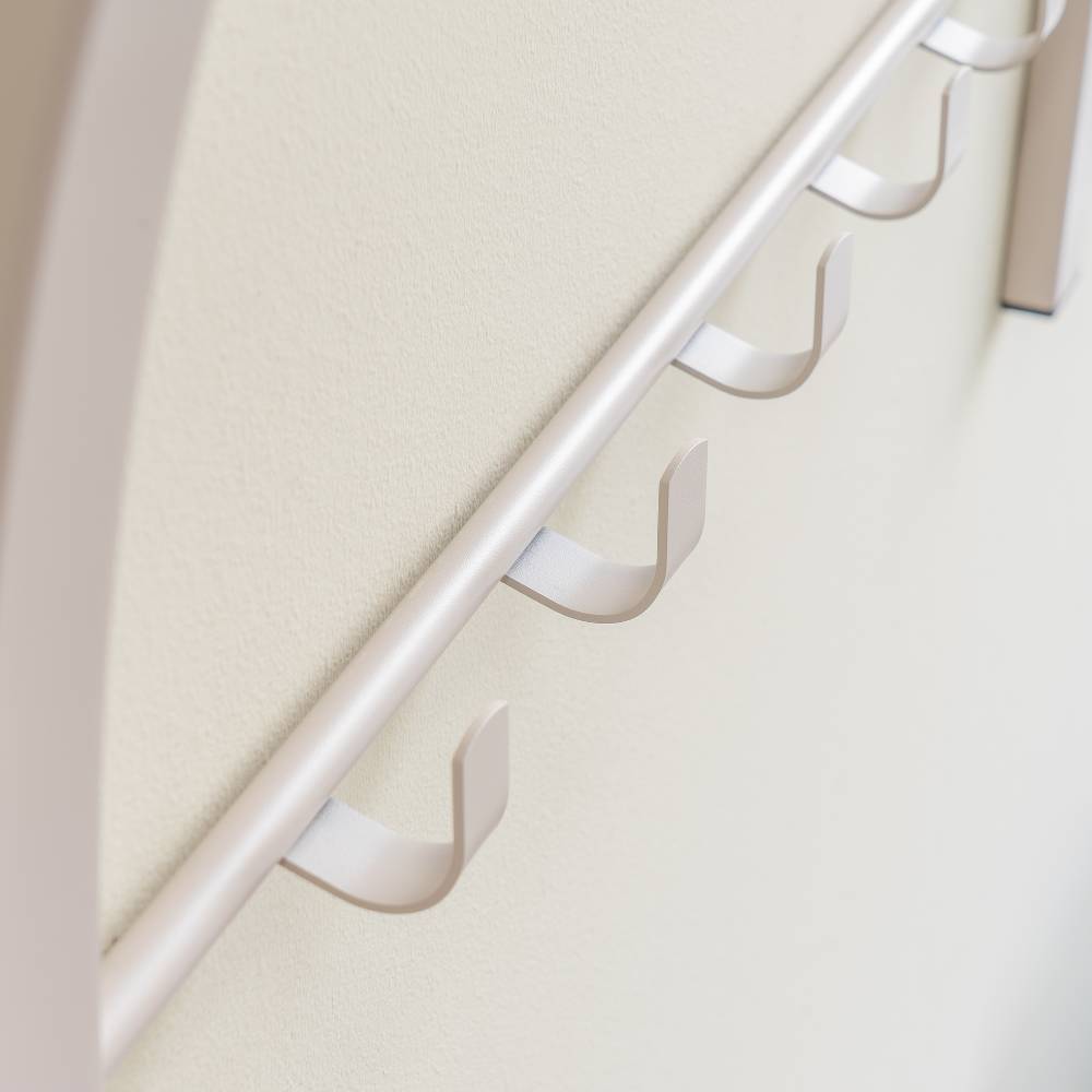 Hängegarderobe Krispa aus Stahl mit Hutablage aus Metall