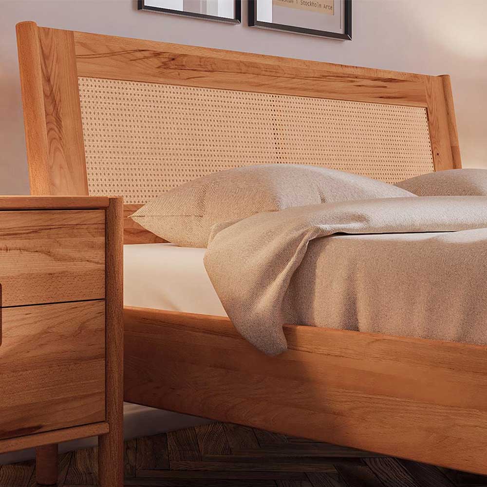 Echtholzbett Artjes aus Wildbuche Massivholz und Rattan