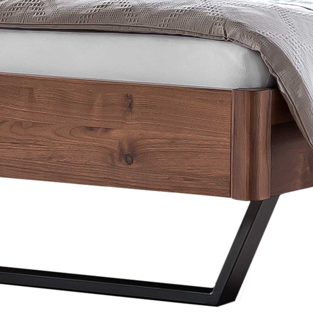 Bett mit Polster Kopfteil Lavenci aus Nussbaum Massivholz und Stahl