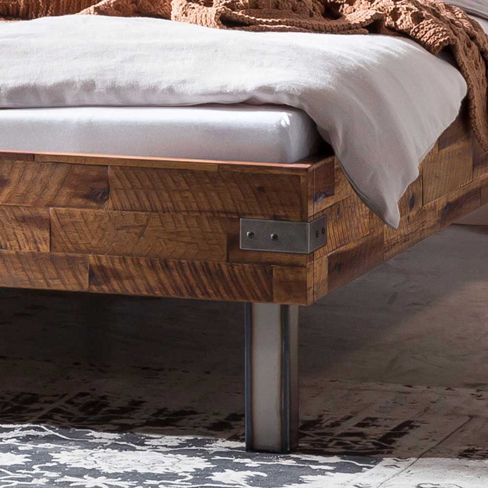 Factory Bett Astra aus Akazie Massivholz mit Vierfußgestell aus Metall