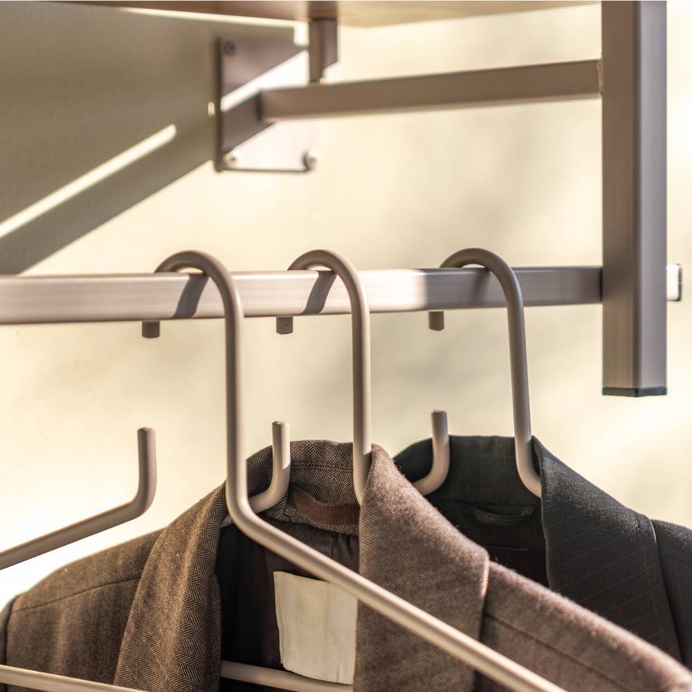 Wandgarderobe Spiritov in Walnussfarben und Taupe