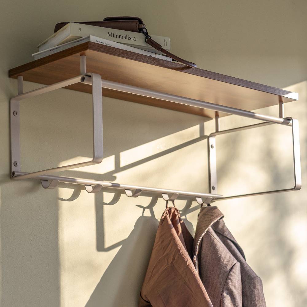 Wandgarderobe Asmus in Walnussfarben und Taupe