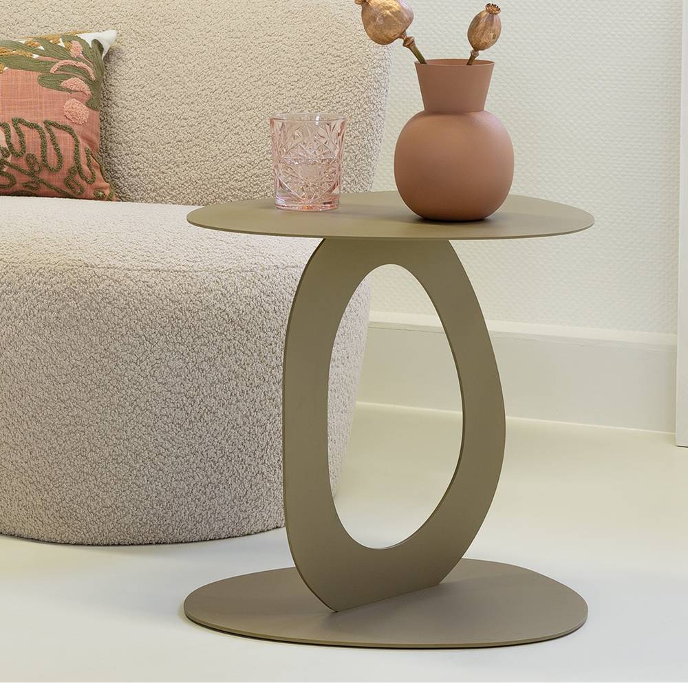Metall Beistelltisch Zegovin in organischer Form und modernem Design