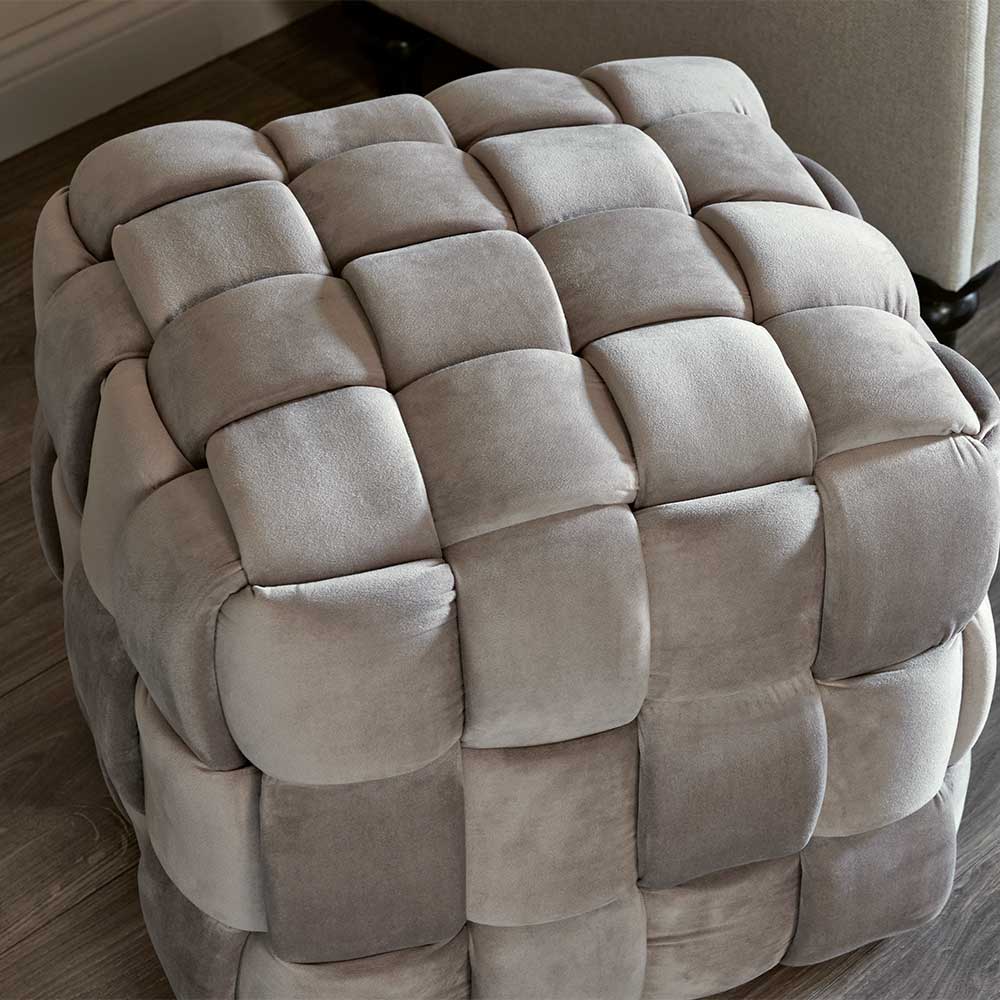 Hocker Ranbyra aus Samt in Flechtoptik