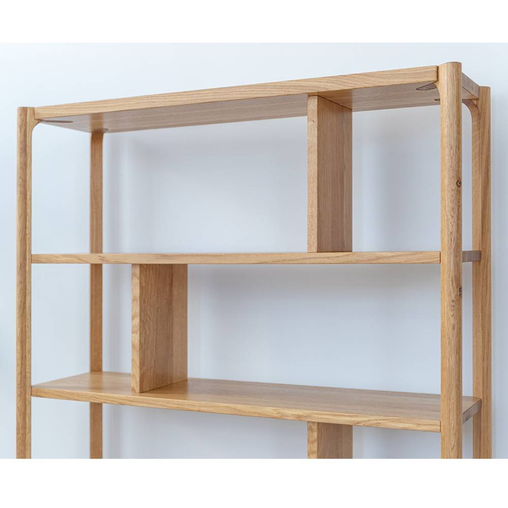 Bücherregal Gravura aus Eiche Massivholz in modernem Design