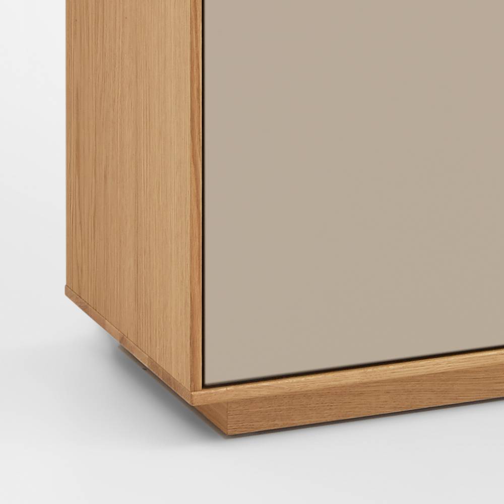 Flurschrank Lacurvia echtholzfurniert in modernem Design