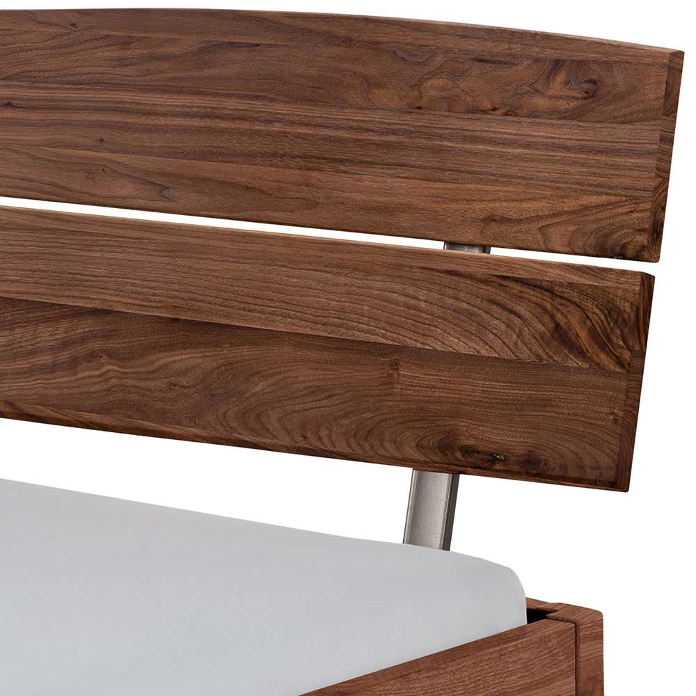 Nussbaum Massivholz Doppelbett Kubra mit Bügelgestell aus Stahl