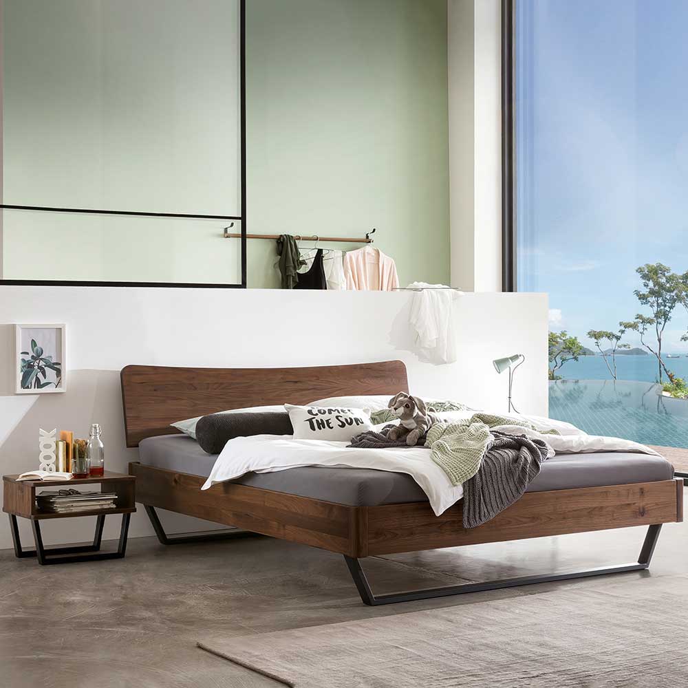 Industrie und Loft Stil Doppelbett Cibao aus Nussbaum Massivholz und Stahl