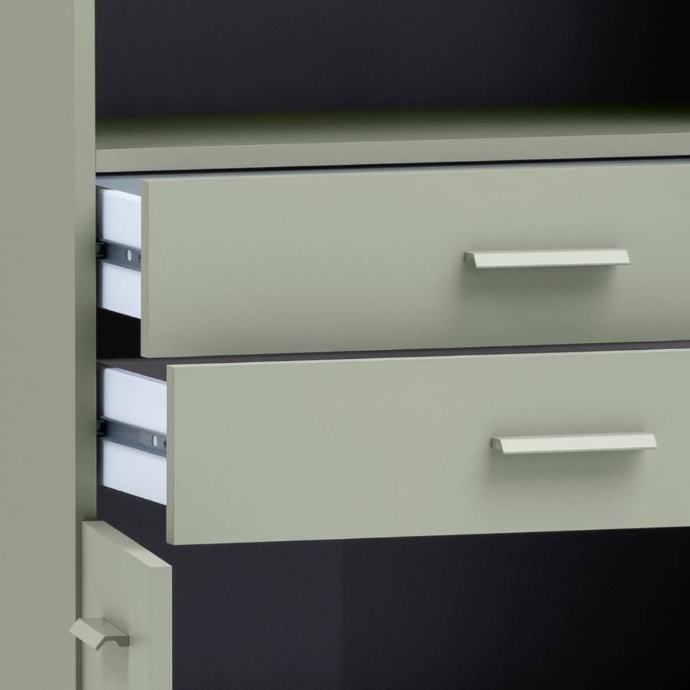 Hochschrank Jump mit einem offenen Fach und Metallgriffen