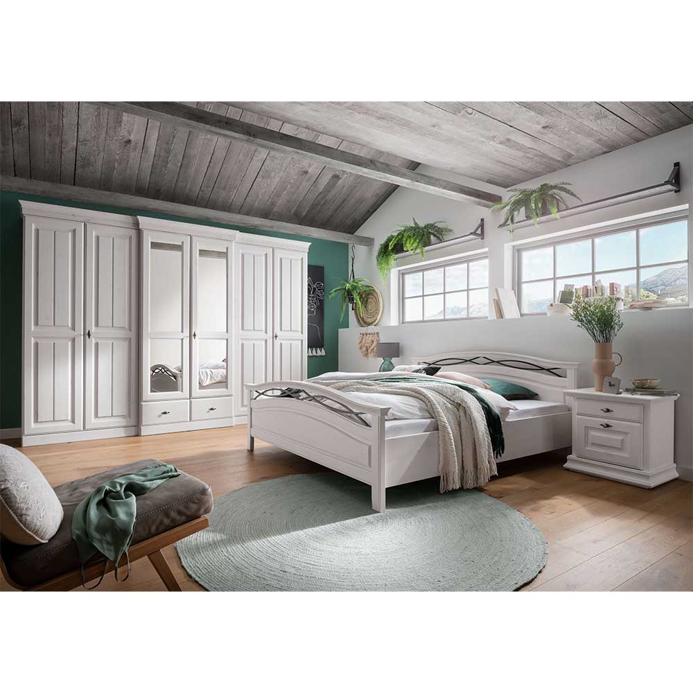 Schlafzimmer Pestrov aus Kiefer Massivholz im weißen Landhausstil (vierteilig)