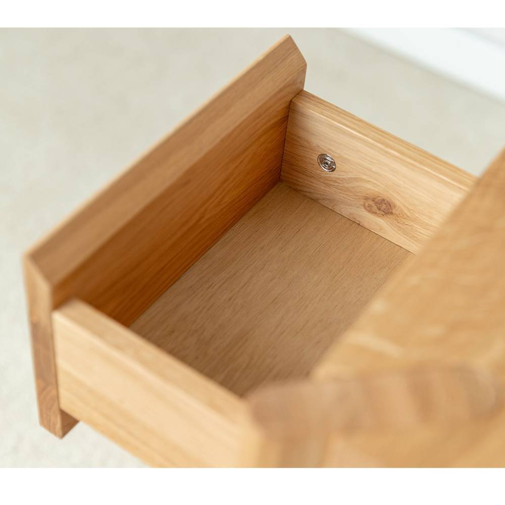 Beistelltisch Gravura aus Eiche Massivholz mit einer Schublade