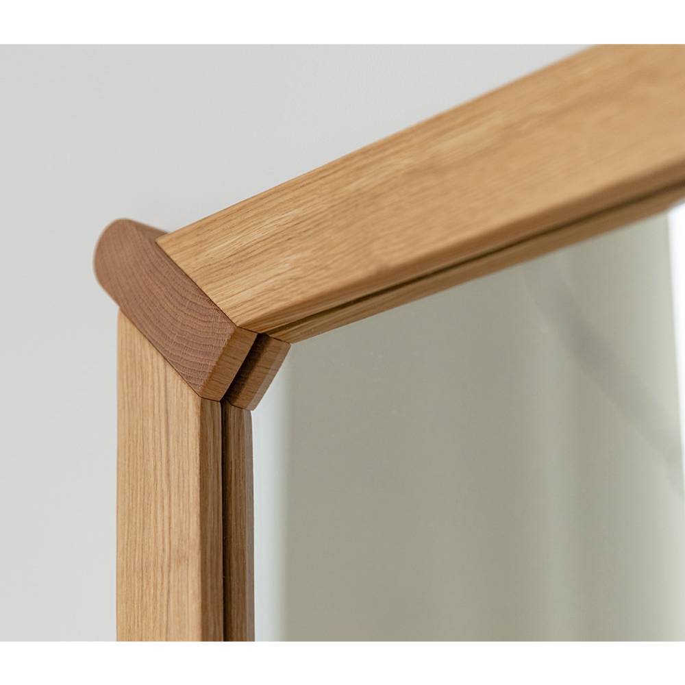 Wandspiegel Gravura mit Holzrahmen in modernem Design