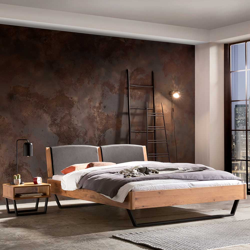 Bett mit Bügelgestell Nautygo aus Wildeiche Massivholz im Industry und Loft Stil