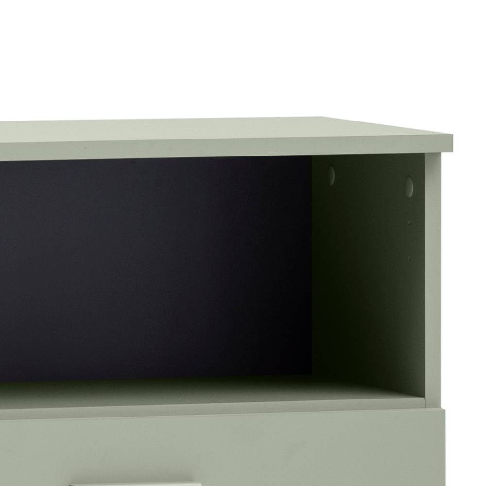 Hochschrank Jump mit einem offenen Fach und Metallgriffen