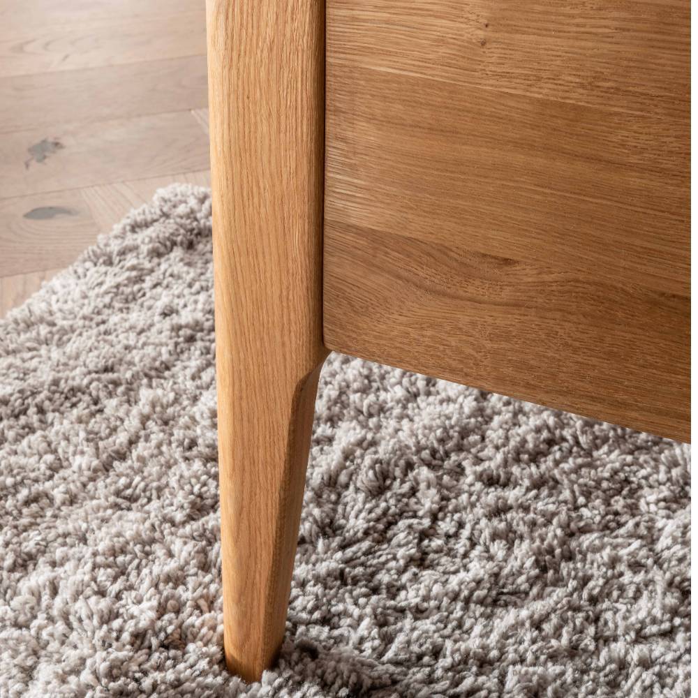 Holzbett Endana aus Wildeiche Massivholz in modernem Design
