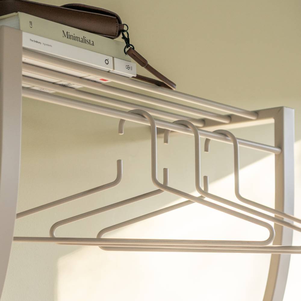 Hängegarderobe Krispa aus Stahl mit Hutablage aus Metall
