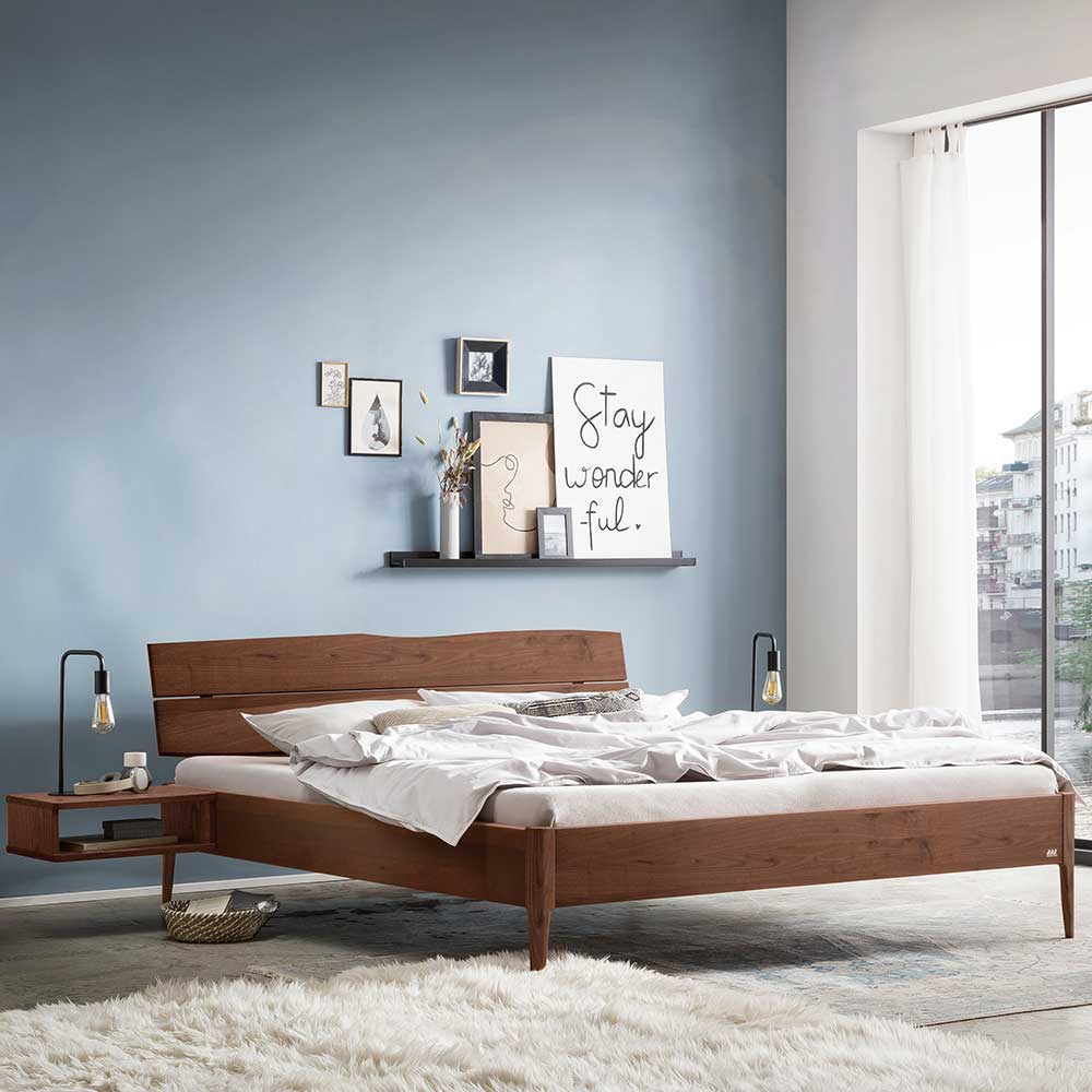 Nussbaum Bett Carltons aus Massivholz in modernem Design