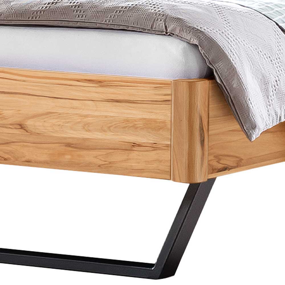 Doppelbett mit Metallbügelgestell Avenza aus Wildbuche Massivholz und Stahl