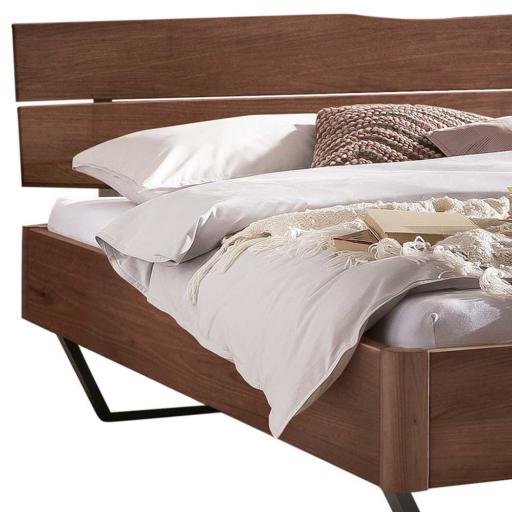 Nussbaum Massivholz Doppelbett Kubra mit Bügelgestell aus Stahl
