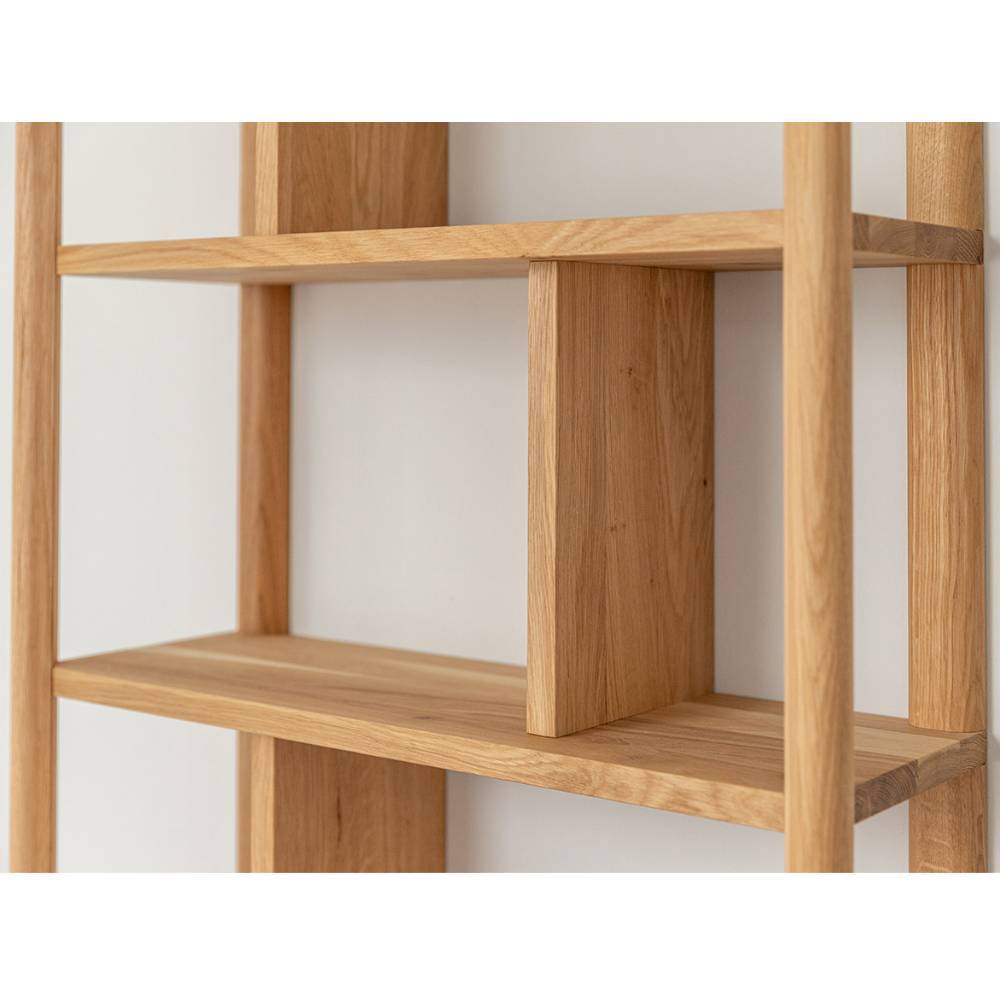 Wandregal Gravura aus Eiche Massivholz in modernem Design