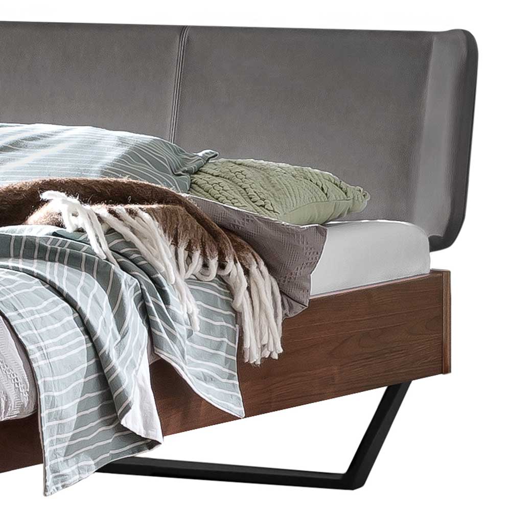 Bett mit Polster Kopfteil Lavenci aus Nussbaum Massivholz und Stahl