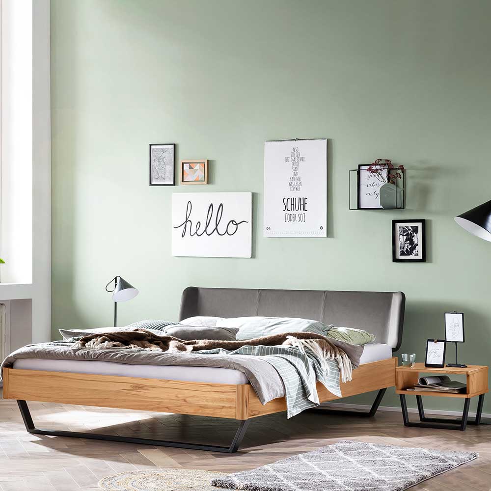 Doppelbett mit Metallbügelgestell Avenza aus Wildbuche Massivholz und Stahl