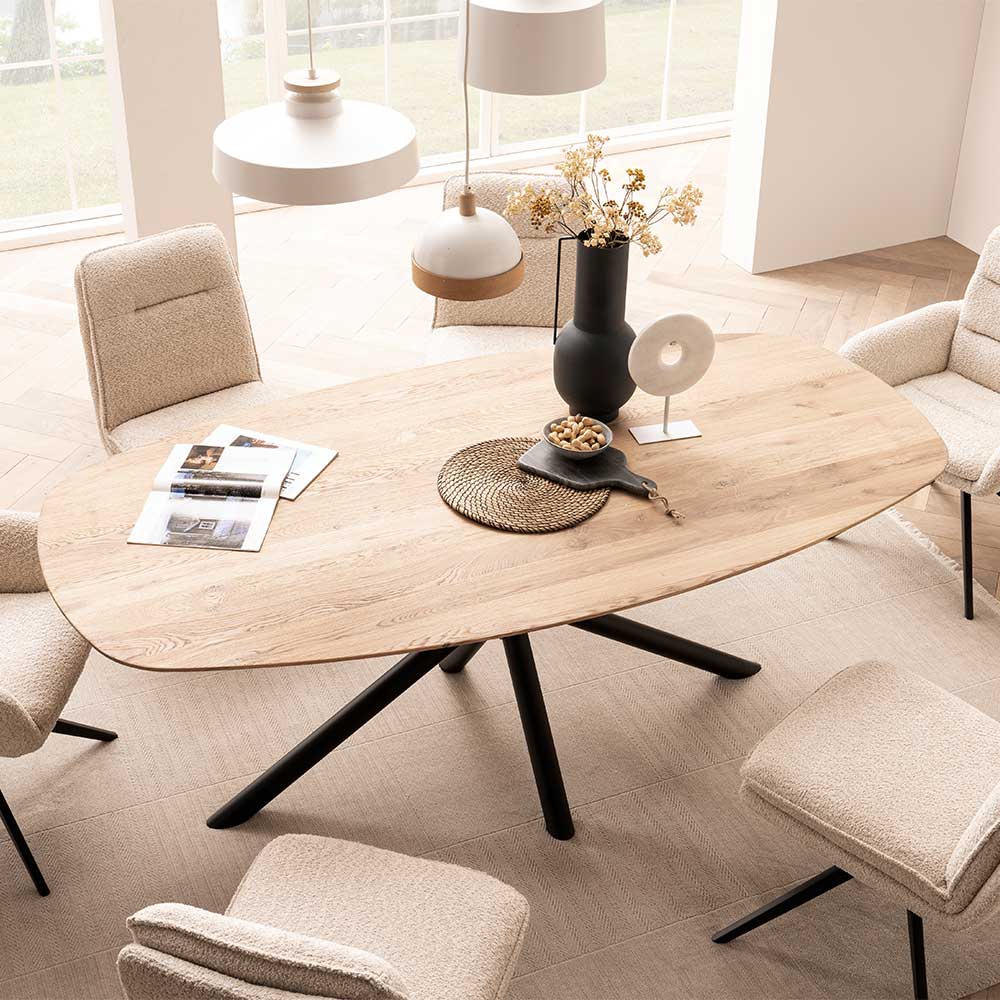 Tisch Esszimmer Napya in ovaler Form mit Massivholzplatte