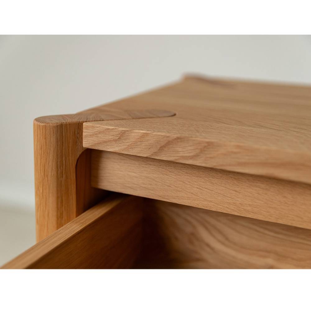 Beistelltisch Gravura aus Eiche Massivholz mit einer Schublade