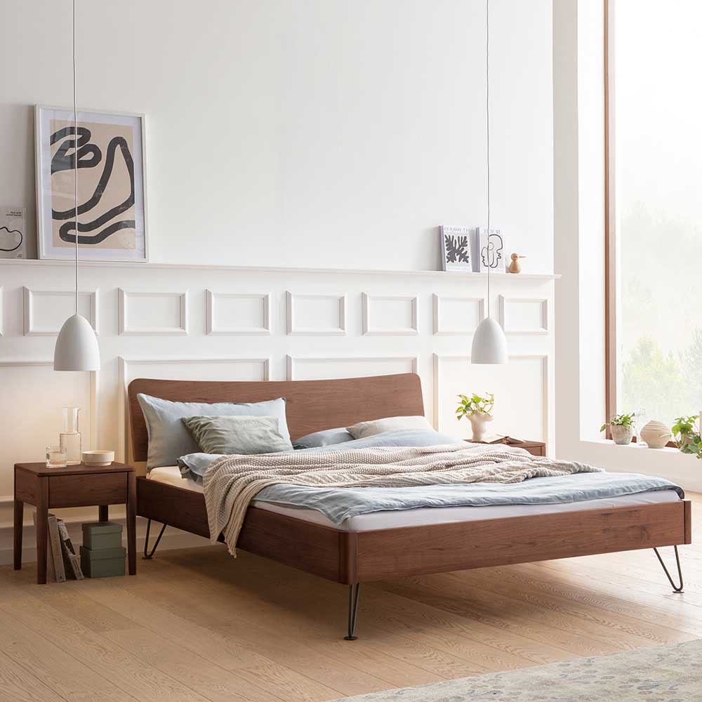 Nussbaum massiv Doppelbett Basilica in modernem Design mit Gestell aus Metall