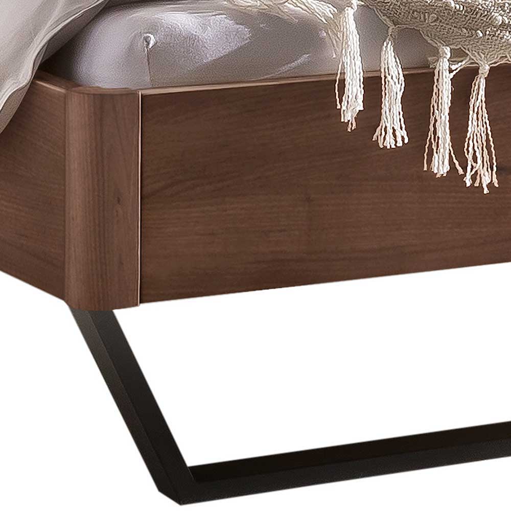 Nussbaum Massivholz Doppelbett Kubra mit Bügelgestell aus Stahl