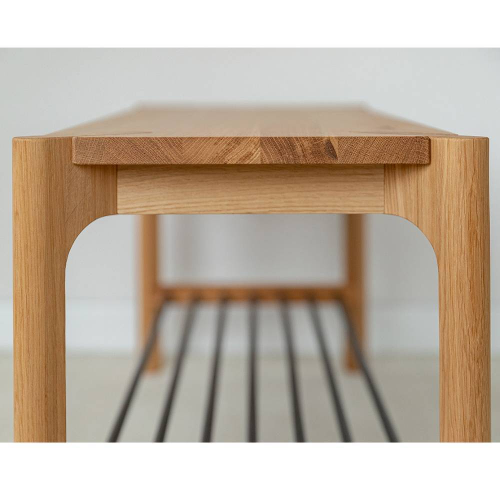 Schuhregal Gravura aus Eiche Massivholz mit einem Schuhgitter