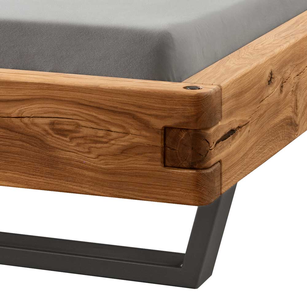 Balkenbett Lanceys aus Wildeiche Massivholz und Metall