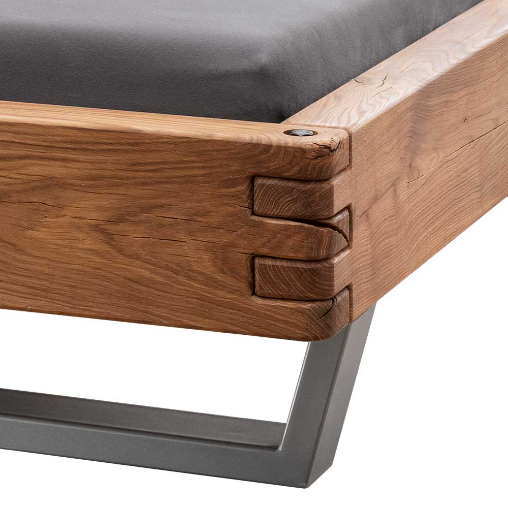 Doppelbettgestell Vannos aus Wildeiche Massivholz im Industry und Loft Stil