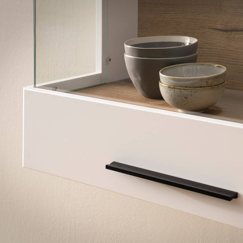 Wandvitrine Vrenessa in modernem Design mit Glastür