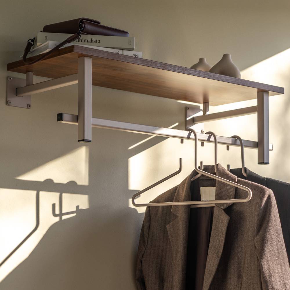 Wandgarderobe Spiritov in Walnussfarben und Taupe