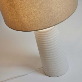 Skandi Design Tischlampe Asendra aus Keramik in Weiß und Creme – Ansicht 3