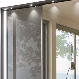 Design Schwebetürenkleiderschrank Magdalina in Braun mit Glas beschichtet – Ansicht 4