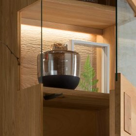 Wand Vitrine Onitos aus Wildeiche Massivholz 169 cm hoch – Ansicht 7
