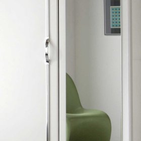 Weißer Jugendkleiderschrank Alkatar mit Spiegeltür und zwei Schubladen – Ansicht 5