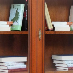 Esszimmervitrinenschrank Cadruna im klassischen Stil in Nussbaumfarben – Ansicht 5