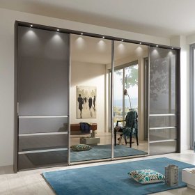 Design Schwebetürenkleiderschrank Magdalina in Braun mit Glas beschichtet – Ansicht 3