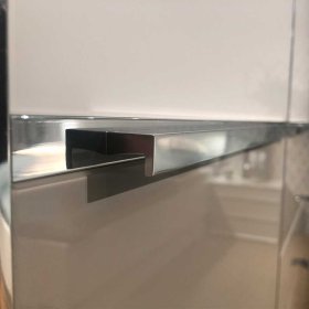 Schlafzimmerschrank Latina mit zehn Schubladen in Hellgrau und Weiß – Ansicht 4