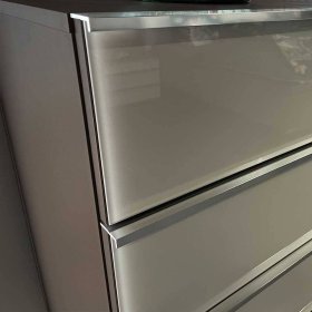 Kommode Sanctos mit vier Schubladen Front glasbeschichtet – Ansicht 4