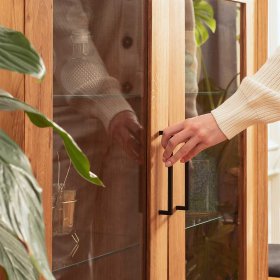Esszimmervitrinenschrank Yalley aus Wildeiche Massivholz mit zwei Schubladen – Ansicht 4