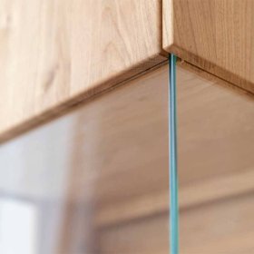 Vitrine Tenna mit Hirnholz Applikation und LED Beleuchtung – Ansicht 4